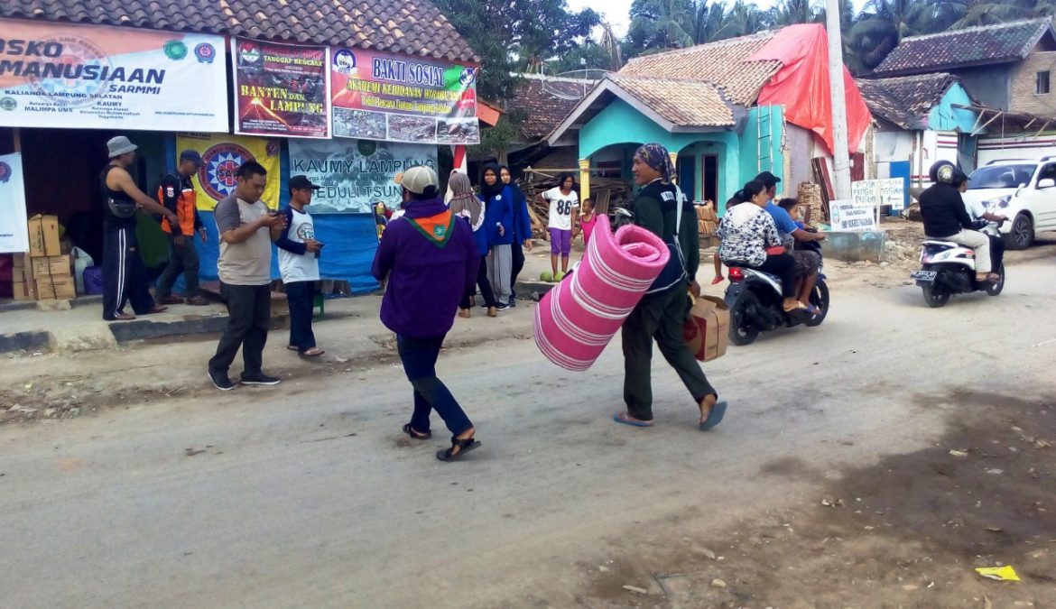 Kompaknya Alumni SMPN 7 Bandar Lampung Bantu Korban Tsunami di Desa Kunjir